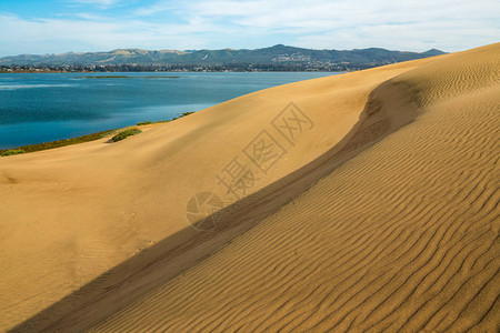 海滩上的沙丘蓝水图片