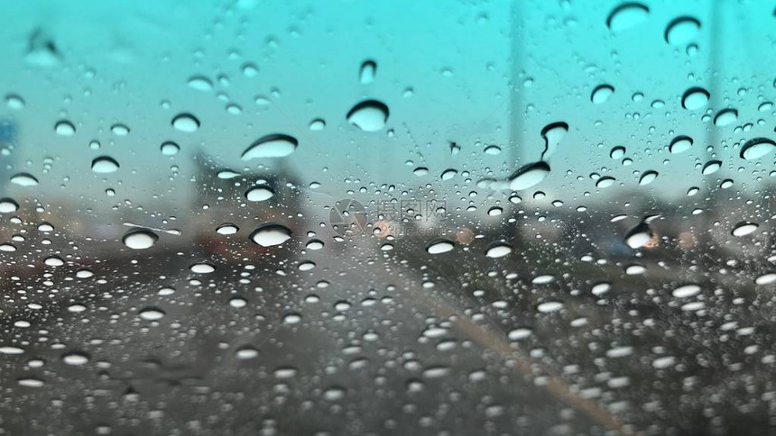 车挡风玻璃上的雨滴图片