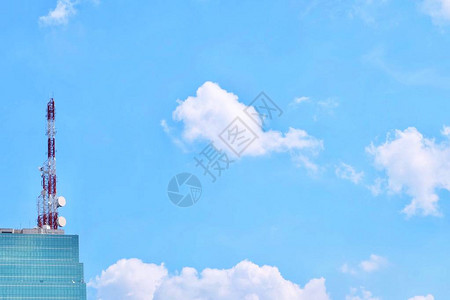 通讯塔和电极在建筑上使用电线重复蓝色天空从下面向上查看info图片