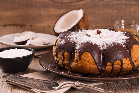 巧克力椰子蛋糕加糖粉图片