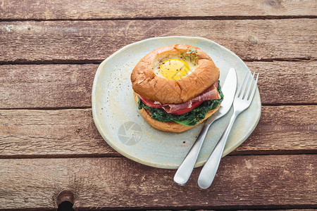 自制培根汉堡配鸡蛋生菜和番茄图片