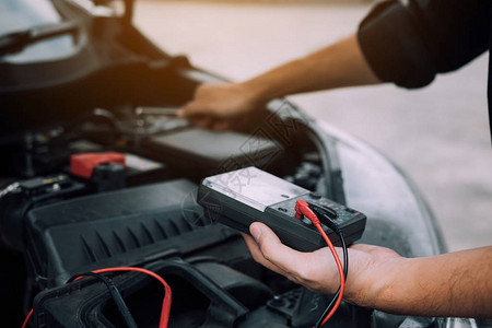 汽车修理工携带一个电池计图片