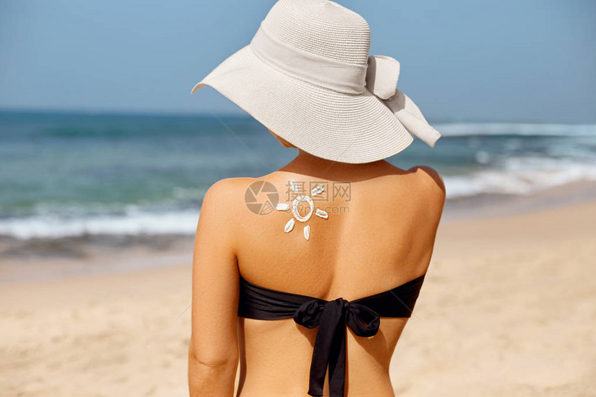 女人在她晒黑的肩膀上涂抹防晒霜保护霜海滩上的漂亮女孩防晒防晒霜皮肤和身体护理女手持保湿图片