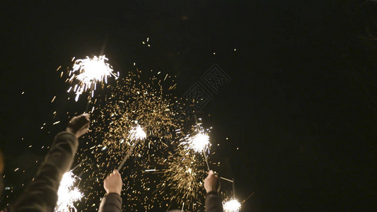 一群人在街上用烟火庆祝新年行动人们在夜晚的城市街道上欢快地庆图片