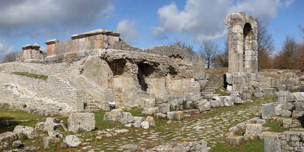 双子座生辰石carulae双子庙tabernae和古代遗迹的考古遗址viaflaminia背景