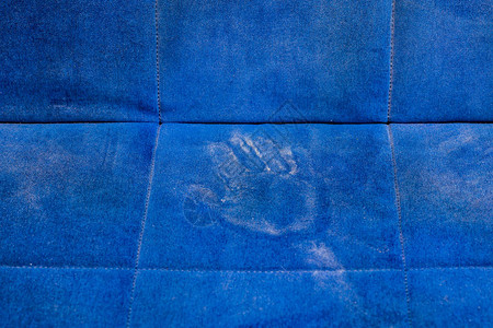 灰色蓝沙发表面有棕榈指纹有图片