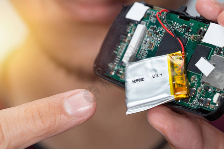 小型电子设备内的锂聚合物电池图片