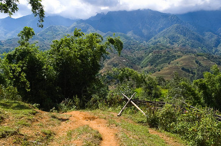 山地的乡下小道到村落山地上的云覆盖着山地一天在越南图片