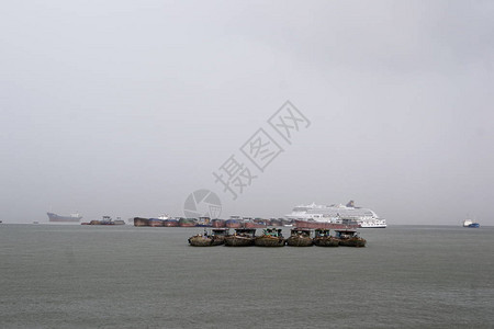 HaLong哈隆湾背景的老旧生锈的废弃船只和图片