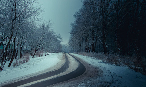 冬天俄罗斯柏油路冬天的路白雪皑的道路旅行图片