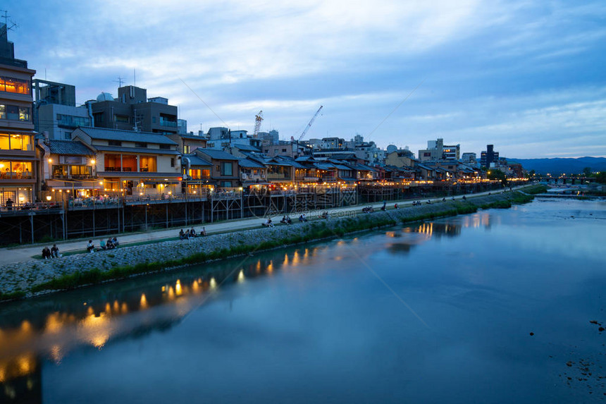 日落时沿Kamo河古老的房屋和餐馆日本图片