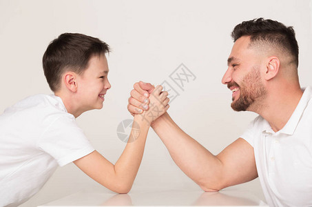 父亲和儿子在手臂摔跤轻图片