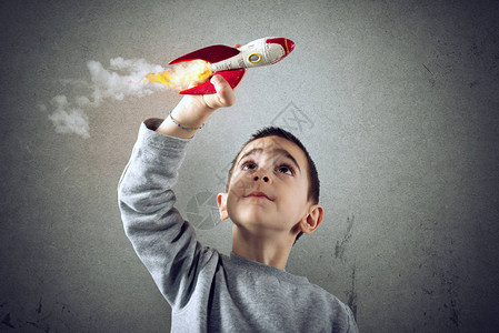 孩子玩小火箭想象力的概念背景图片
