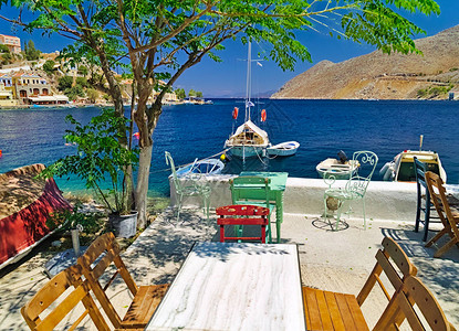 Symi岛港口咖啡馆的风景和桌椅图片