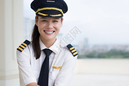 坐在机场的一位快乐的职业女飞行员图片