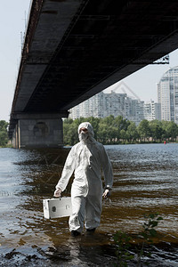 装有保护服装的水检查员在河背景图片