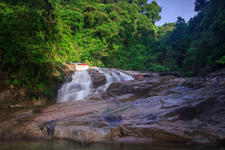 南成瀑布是泰国费特萨隆省的高清图片
