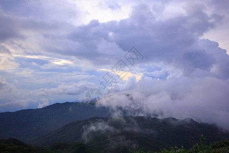 雨后雾在山上移动图片