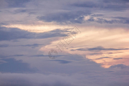 天上的云是天然的云团背景图片