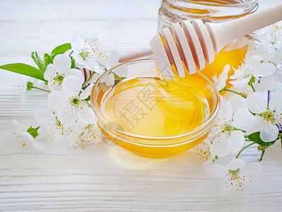 白色木质背景上的新鲜蜂蜜樱花图片