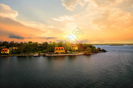 瑞典斯德哥尔摩郊区有房子的景观夏日美丽的夕背景图片