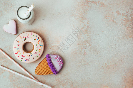 有趣的甜圈冰淇淋甜筒和心饼干姜饼图片