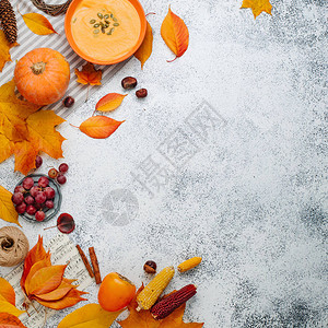 南瓜汤框架白石背景的叶子和秋装饰图片