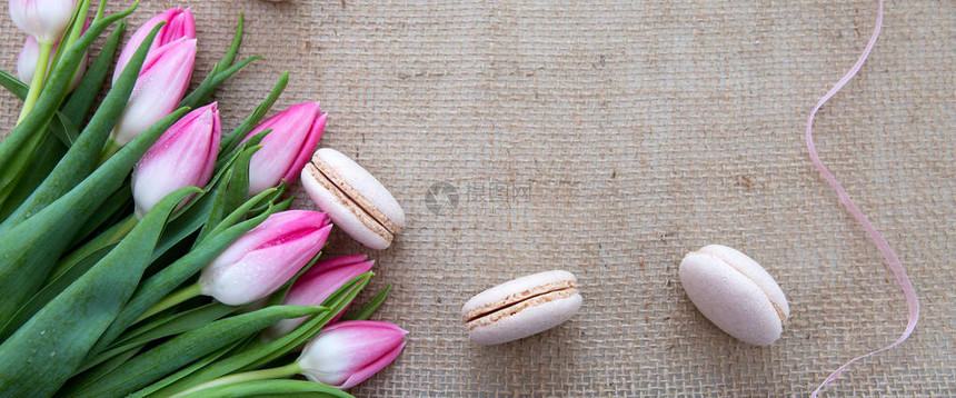 粉红玛卡龙饼干和郁金香在图片