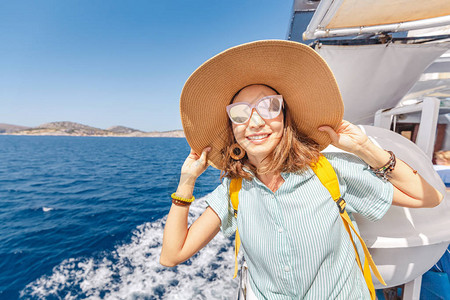 戴帽子快乐的亚洲女人在游轮上享受旅行和假期图片