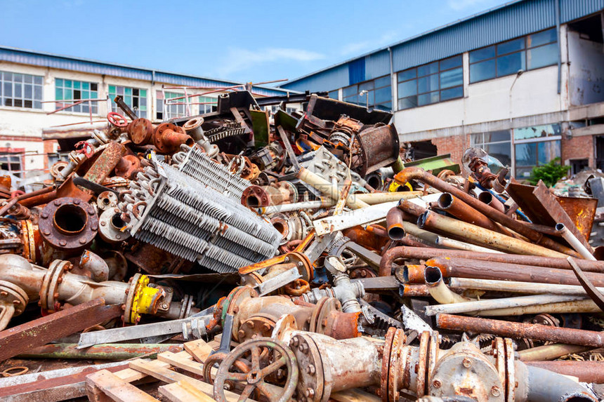 废金属旧冷却系统和工业部件管道和阀门的碎料图片