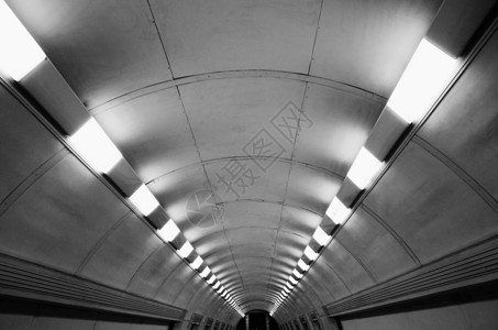 地下铁站之间的人行横道隧没有人采用黑图片
