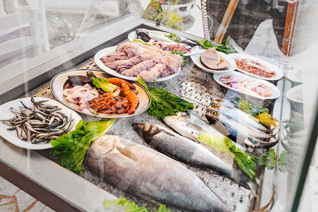 街头市场的各种新鲜鱼类和海鲜图片