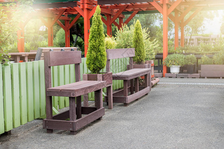 日本公共花园的长椅图片