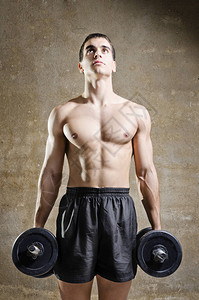 在旧健身房训练肩部肌肉锻炼的图片