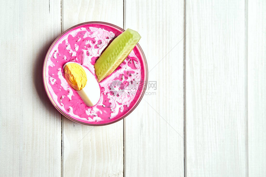 玻璃碗和美味的冷甜菜根汤白木桌上图片