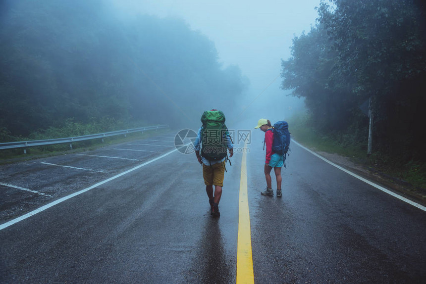 情人亚洲男人和亚洲女人旅行自然走在公路线上愉快地旅行自然雾图片