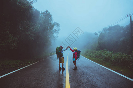 情人亚洲男人和亚洲女人旅行自然走在公路线上愉快地旅行自然雾图片