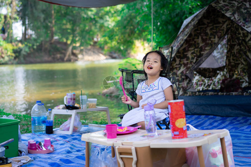 在露营时坐在帐篷前的小女孩户外活动和冒险概念在自然界中存在图片