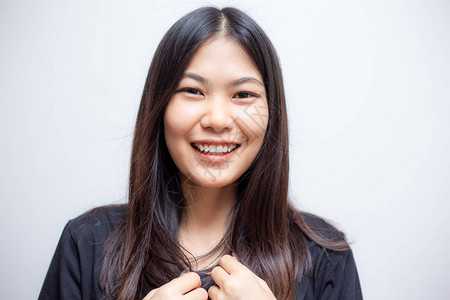 白色背景中时髦的亚洲女长发黑色衬衫图片