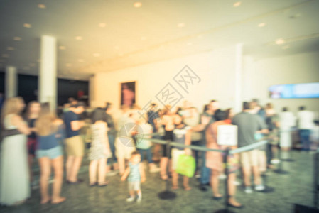 运动模糊了一大群不同的多民族游客在休斯顿博物馆的登记柜台入口处等待伸缩带图片