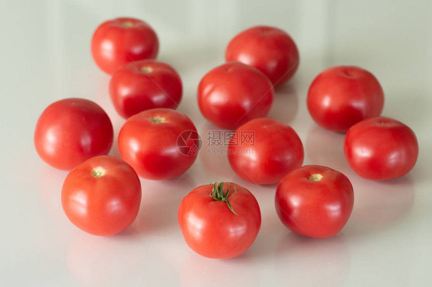 白玻璃桌上的新红番茄采集西红图片