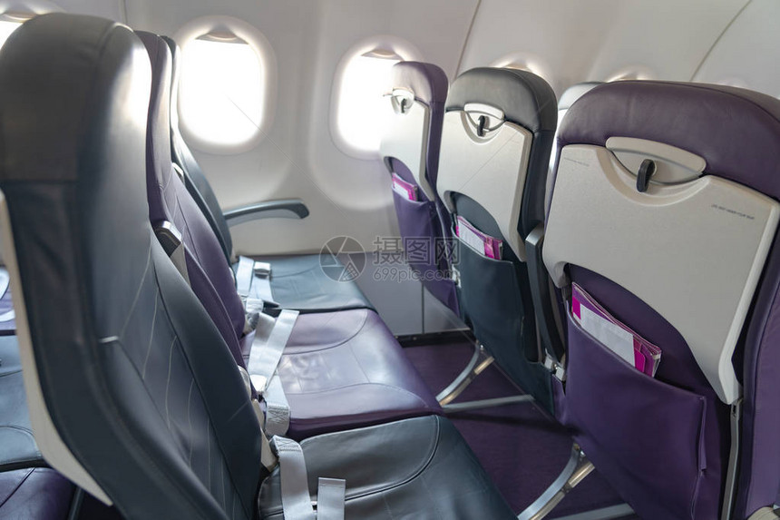 客舱经济舱的飞机座位和飞机的窗户图片