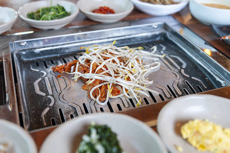 在韩国传统烹饪餐厅吃各种菜盘和调味酱图片