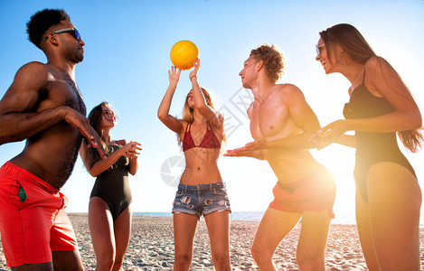 一群快乐的朋友们在海滩图片