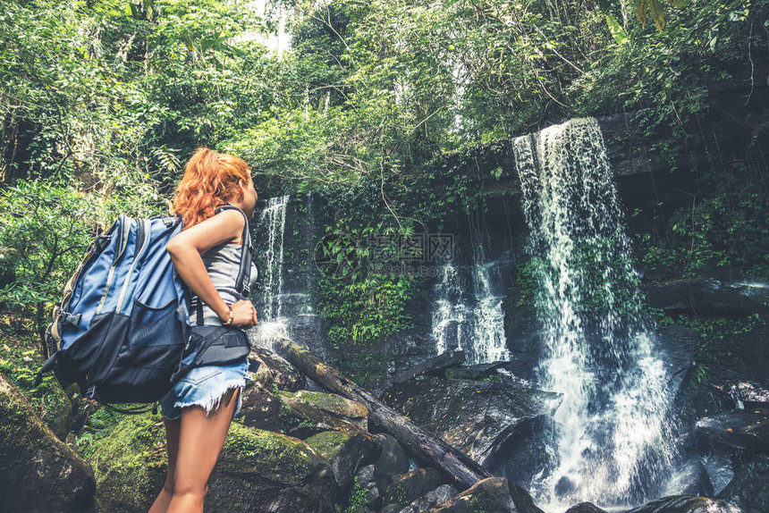 步行的徒手旅行者旅行自然森林山区瀑布Puhinr图片