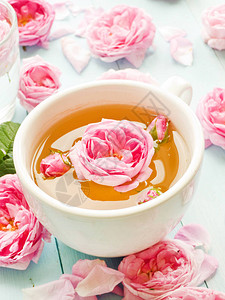 一杯玫瑰茶和鲜花浅自由度图片