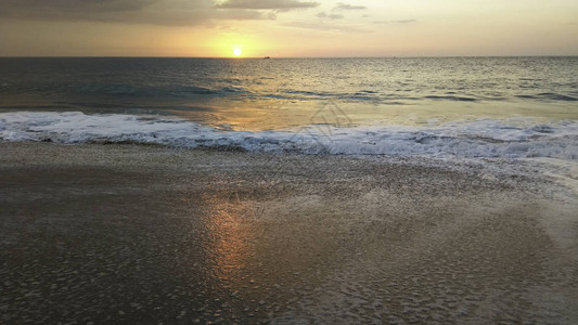 葡萄牙北海滩纳扎雷海滩岸的海上日落图片