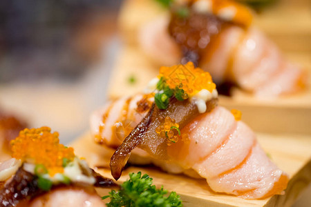 特写三文鱼aburi寿司配上甜酱和ebiko鱼子图片