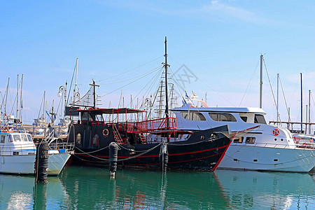 在塞浦路斯拉纳卡港的游艇图片