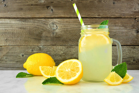 有柠檬的泥瓦罐子杯中自制柠檬在生锈图片